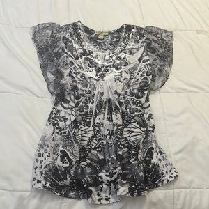 Beautiful blouse for the summer with embroidery and shiny accents around neck.